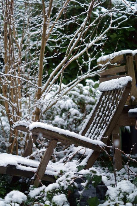 Blog + Fotografie by it's me! - Winter für einen Tag - verschneiter Deckchair im Garten