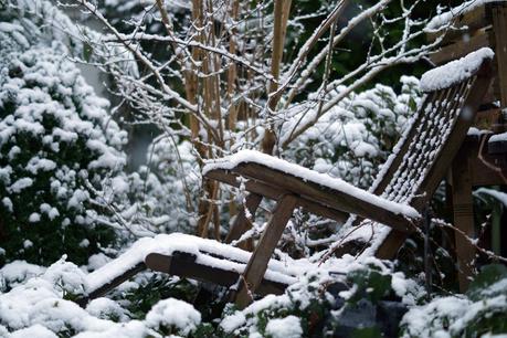 Blog + Fotografie by it's me! - Winter für einen Tag - verschneiter Deckchair im Obstgarten