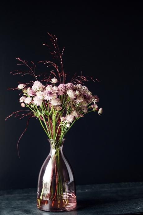Blog + Fotografie by it's me! - beerenfarbene Blumen in rosafarbener Vase