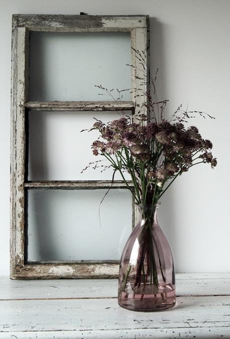 Blog + Fotografie by it's me! - beerenfarbene Blumen - alter Fensterrahmen und weißer Shabbytisch