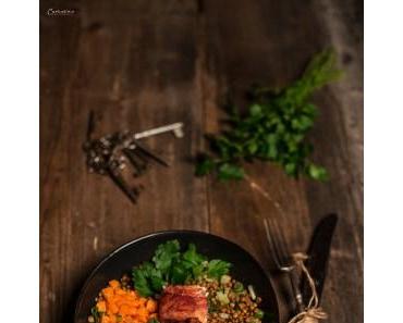 Lauwarmer Linsensalat mit Schafskäse im Kärntner Speckmantel