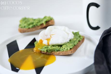 Pochierte Eier auf getrüffeltem Avocado Toast - Neujahrsfrühstuck