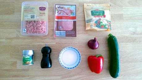 Gefüllte Zucchini mit Hackfleisch-Paprika-Füllung und Speckmantel