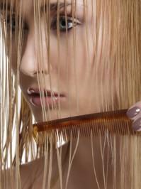 Sollte man das Haar besser im nassen oder trockenen Zustand durchkämmen?