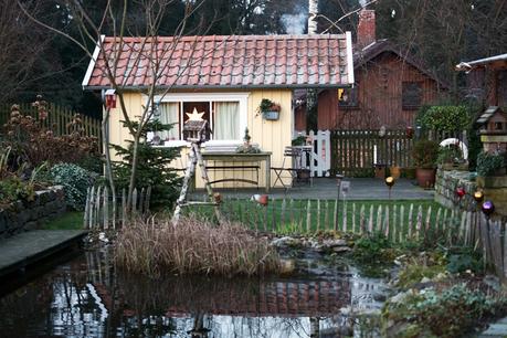 Blog + Fotografie by it's me! - Instatreffen bei Katies Home - selbst gebautes Holzhaus, Teich mit Staketenzaun