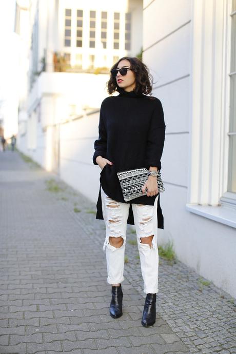 Ripped Boyfriend Jeans details quer ripped boyfriend jeans white loose jeans black oversize turtleneck sweater winter streetstyle outfit blog samieze winter outfit modeblog streetstyle