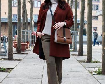 Winteroutfit mit Furla Flair Tasche, Marsala Mantel und Rollkragenpullover