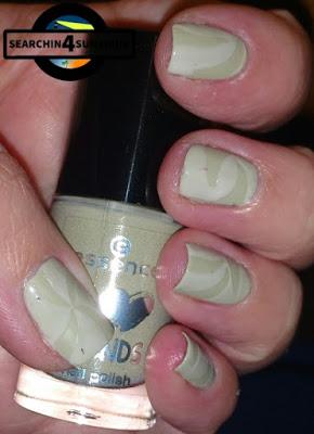 [Nails] Specialties mit essence 02 made with love & 05 meet me at the chimney