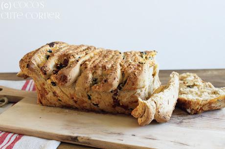 Pull Apart Bread mit Kräutern, getrockneten Tomaten und Oliven