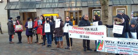 Die treuen Kämpfer für Menschenrechte auf dem Ida-Ehre-Platz in Hamburg