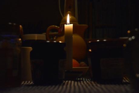 Frühstückstisch bei Kerzenschein