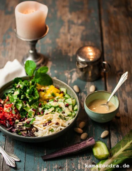 Beautyfood, ganz bunt: Salat mit cremigem Mandeldressing