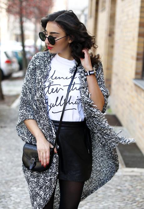esprit long cardigan outfit black and white look black leather skirt streetstyle berlin look motto shirt blogger samieze fashionblogger lookbook RED instagram outfit