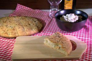 Selbstgebackenes Fladenbrot mit Schafskäsedip