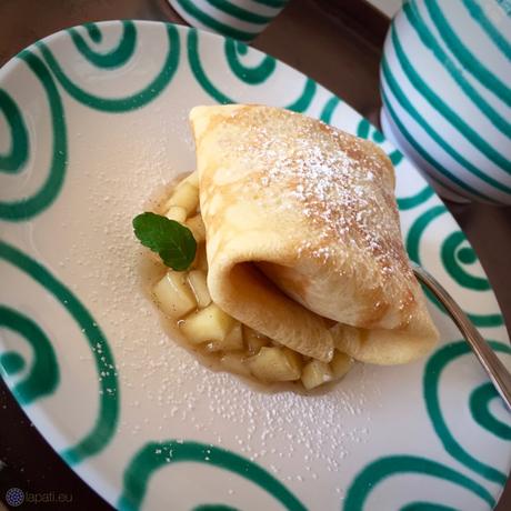 Palatschinke mit Zimteis auf Apfel – Winterliches Dessert aus Österreich