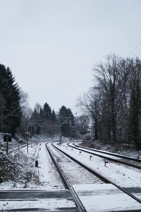 Blog + Fotografie by it's me! - Draussen - Frau Frieda sucht Schnee, verschneite Bahnschienen