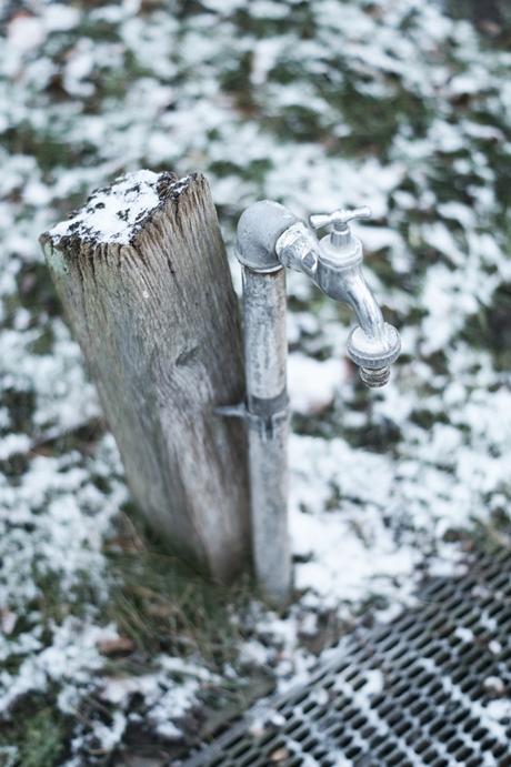 Blog + Fotografie by it's me! - Draussen - Frau Frieda sucht Schnee, verschneiter Holzpflock mit Wasserhahn