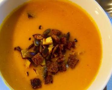 Kürbis-Apfel-Suppe mit Vollkorn-Apfel-Curry-Croutons (Pumpkin-Apple-Soup)