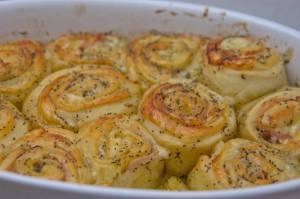 Schinken-Käseschnecken mit Mohnglasur