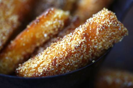 Knusprige Polenta-Sticks mit hausgemachtem Ketchup