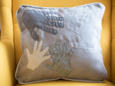 Geschenkidee – ein Kissen mit Handabdrücken der ganzen Familie