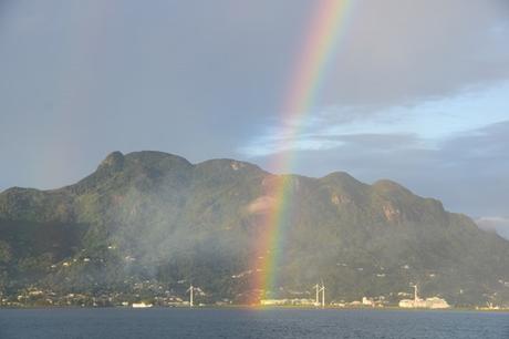 08_Regenbogen-bei-Sonnenaufgang-Mahe-Seychellen-Costa-neoRomantica