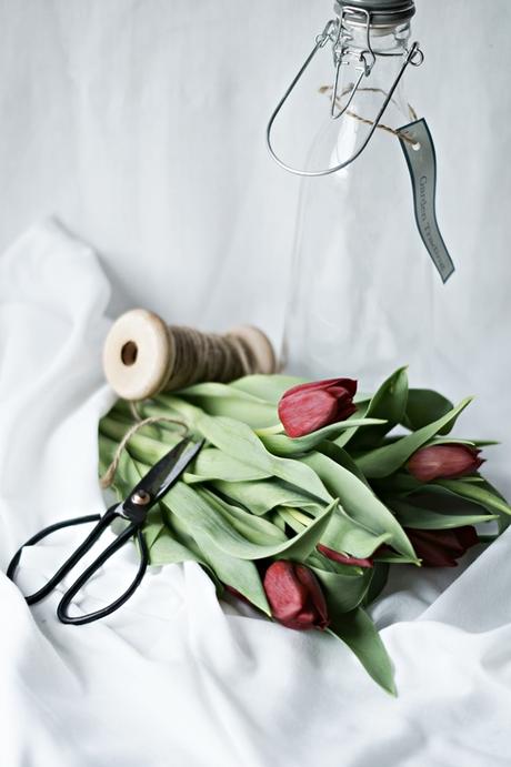 Blog + Fotografie by it's me! - Wohnen - rote Tulpen auf weißen Tüchern drapiert, eine alte Schere