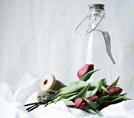 Blog + Fotografie by it's me! - Wohnen - rote Tulpen, eine Glasflasche und eine alte Schere