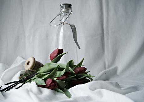 Blog + Fotografie by it's me! - Wohnen - rote Tulpen auf weißen Tüchern