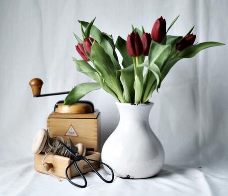 Blog + Fotografie by it's me! - Wohnen - alte Schere, Kaffeemühle und rote Tulpen auf weißem Tuch