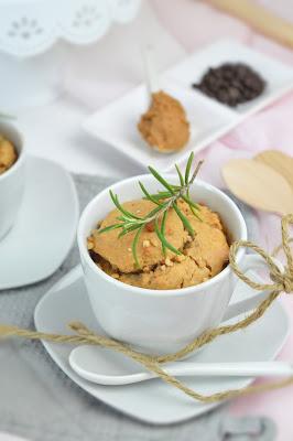 Erdnussbutter - Krokantkuchen in a Mug / Peanut Butter Mug Cake #mugsunday
