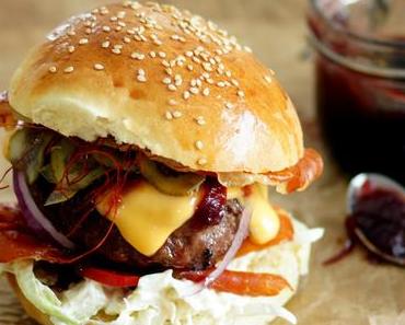 Dry Aged Burger mit Zwiebeconfit  / Dry Aged burger with onion confit