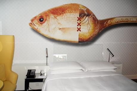 Zimmereinblick Hotel Andaz Hyatt Amsterdam Löffel als Fisch an die Wand gemalt