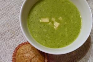 brokkoli-cheddar-suppe und dinkel-schichtbrötchen