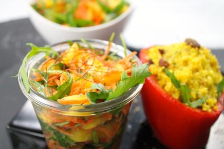Gefüllter Paprika mit Möhren-Mango-Salat, vegan