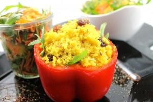 Gefüllter Paprika mit Möhren-Mango-Salat, vegan