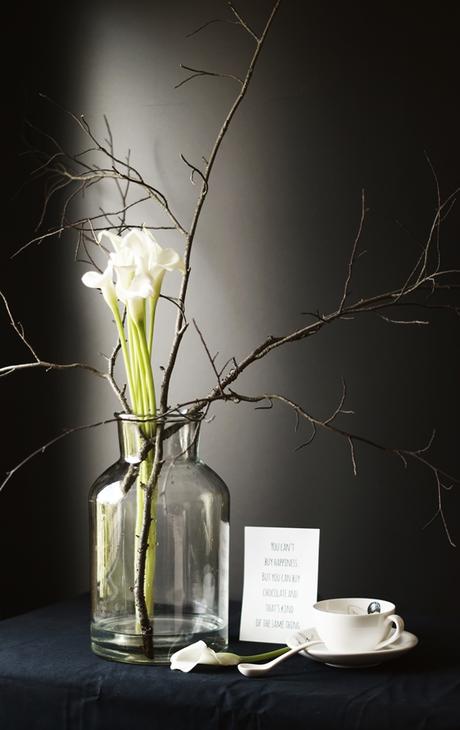 Blog + Fotografie by it's me! - Wohnen - weiße Calla mit Zweigen und eine Porzellantasse