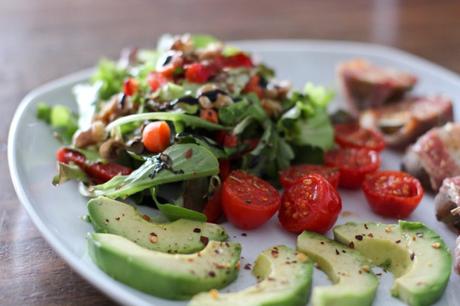 Topinambur mit Speck, Avocado, Tomaten & Leinöl – Walnuss – Salat