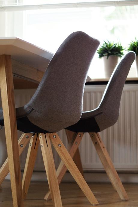 Blog & Fotografie by it's me! - grau bezogene Schalenstühle mit Eichenholzfüßen