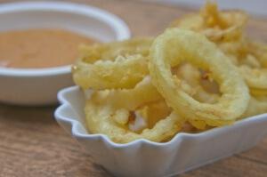 Onion Rings – Frittierte Zwiebelringe im Bierteig