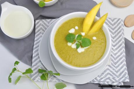 Mango Süppchen mit Brokkoli und Kokosmilch / Mango Soup with Broccoli and Coconut