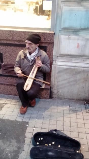 Sie gehören zum Strassenbild der İstiklal Caddesi im Istanbuler Stadtteil Beyoğlu: Strassenmusikanten. Ob jung, ob alt – Türken lieben ihre Musik.