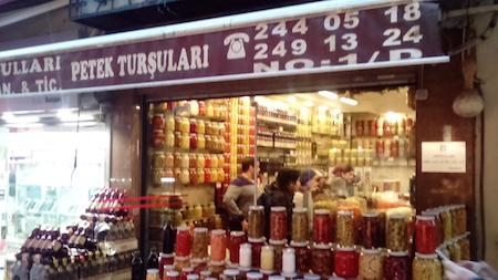 In der Istiklal Caddesi am Ende des Fischmarktes, wenige Meter von der Fleischerei Şütte entfernt, befindet sich dieses Delikatessen-Geschäft, in dem es ausschliesslich eingelegtes zu kaufen gibt.
