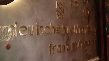 Grosse Messi-Buchstaben erinnern an Franz Mühlbauer, der hier in den 50er Jahren eine deutsche Bücherei vor allem für deutschsprachige Schüler führte.