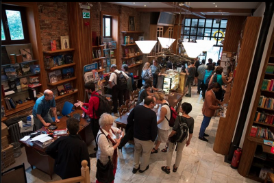 Seit Jahrzehnten ist der deutsche Buchladen eine feste Institution in der İstiklâl Caddesi. Jung und alt, deutsch sprechende Türken, Deutsche, Österreicher und Schweizer verweilen hier gern bei frisch gerösteten Kaffee oder türkischen Tee.