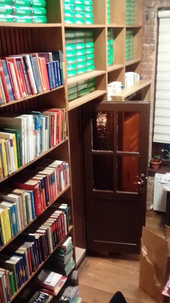 In einem Nebenraum befinden sich deutsche Schulbücher fein säuberlich sortiert. Zwei Fachkräfte arbeiten hier.