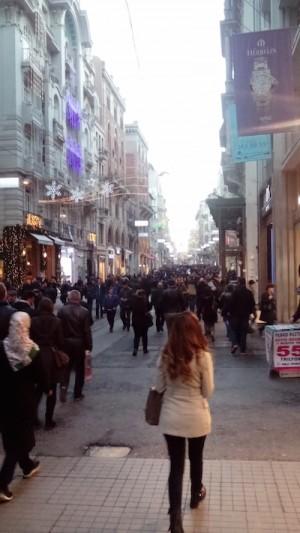 In der İstiklal Caddesi im Istanbuler Stadtteil Beyoğlu brummt es 24 Stunden lang. Tagsüber wird hier gearbeitet und geshoppt, abends trifft man sich mit Freunden und kehr in die zahlreichen Restaurants, Bars und Diskos ein.