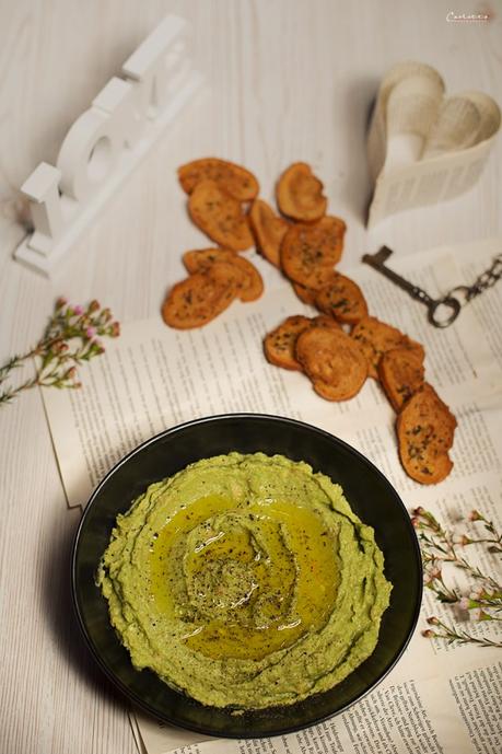 Avocado Hummus mit Brotchips