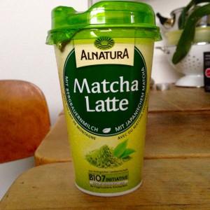 Alnatura Matcha Latte auf meinem Küchentisch