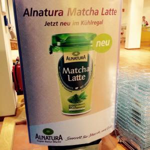 Alnatura Matcha Latte Werbung am Eingang
